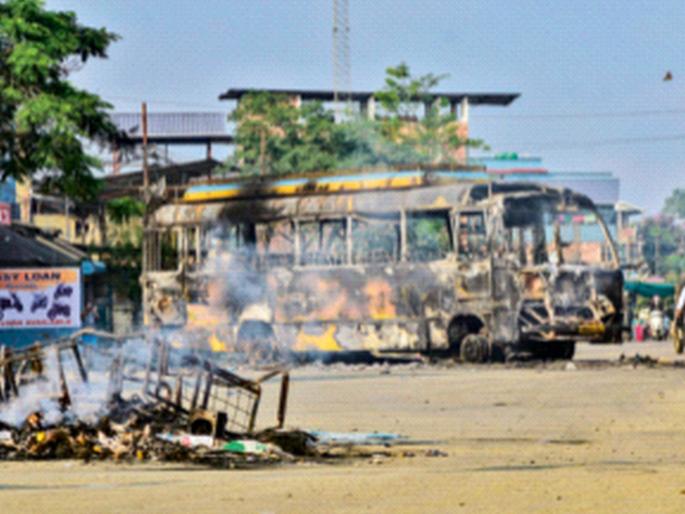 Manipur on fire, protesters doused themselves with petrol | मणिपूर पेटले, निदर्शकांनी अंगावर घेतले पेट्रोल ओतून Manipur on fire, protesters doused themselves with petrol | मणिपूर पेटले, निदर्शकांनी अंगावर घेतले पेट्रोल ओतून