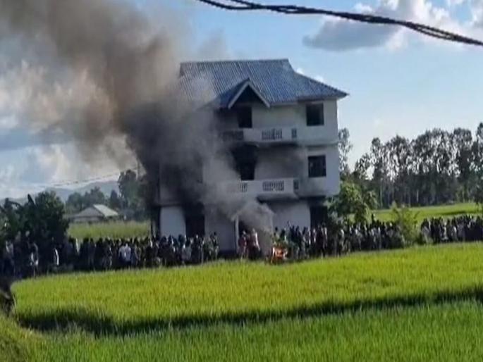 Mob burns down BJP office in Manipur amid protest over students' killings | मणिपूर पुन्हा पेटलं! जमावाने भाजप कार्यालयाला लावली आग, दोन विद्यार्थ्यांच्या हत्येचा निषेध सुरुच Mob burns down BJP office in Manipur amid protest over students' killings | मणिपूर पुन्हा पेटलं! जमावाने भाजप कार्यालयाला लावली आग, दोन विद्यार्थ्यांच्या हत्येचा निषेध सुरुच
