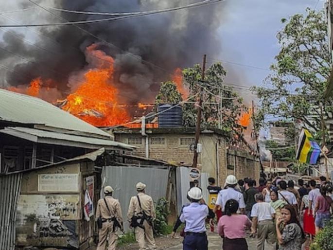 Manipur Voilence manipur internet ban cufew after violence crpf jawan in many districts | Manipur Voilence : परिस्थिती गंभीर! मणिपूरमध्ये ५ जिल्ह्यांत इंटरनेट बंद; केंद्राने पाठवले CRPF चे २००० जवान Manipur Voilence manipur internet ban cufew after violence crpf jawan in many districts | Manipur Voilence : परिस्थिती गंभीर! मणिपूरमध्ये ५ जिल्ह्यांत इंटरनेट बंद; केंद्राने पाठवले CRPF चे २००० जवान
