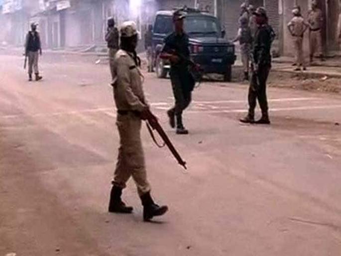 Camp destroyed by mob in Manipur | मणिपूरमध्ये जमावाकडून छावणी उद्ध्वस्त Camp destroyed by mob in Manipur | मणिपूरमध्ये जमावाकडून छावणी उद्ध्वस्त