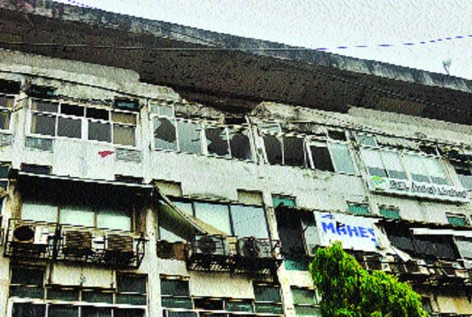 The explosion of the nitrogen cylinder shook the worm; The woman was hit in the head and leg | नायट्रोजन सिलिंडरच्या स्फोटाने वरळी हादरली; महिला जखमी, डोक्यासह पायाला लागला मार The explosion of the nitrogen cylinder shook the worm; The woman was hit in the head and leg | नायट्रोजन सिलिंडरच्या स्फोटाने वरळी हादरली; महिला जखमी, डोक्यासह पायाला लागला मार