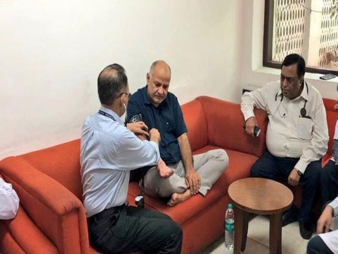 deputy cm manish sisodia ketone level reached 7.4 being taken to lngp hospital | मनीष सिसोदियांच्या प्रकृतीत बिघाड, हॉस्पिटलमध्ये केलं दाखल