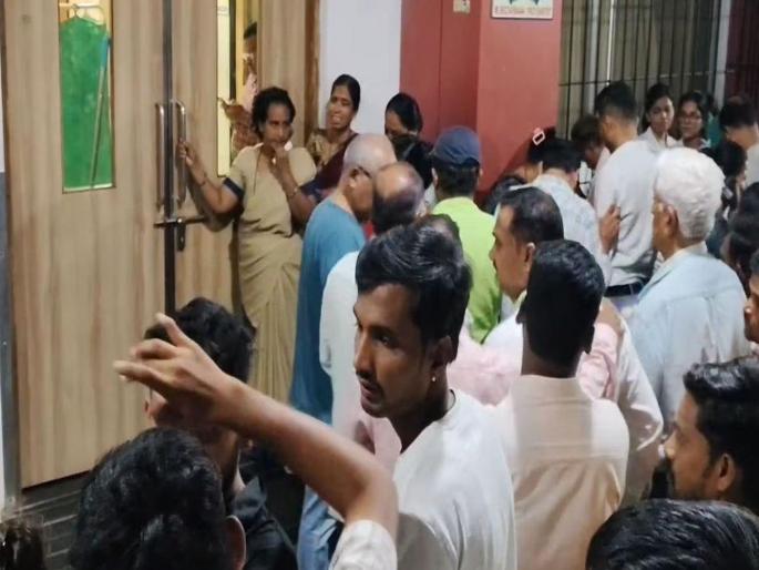 Dr Shirish Valsangkar Suicide: Police took accused Manisha Mane Musale to Valsangkar Hospital for questioning in the suicide case of Shirish Valsangkar | आधी रुग्णालयात अरेरावी करणारी 'मनीषा' रात्री तोंड लपवून आली; शेवटच्या भेटीचा सीन रीक्रिएट Dr Shirish Valsangkar Suicide: Police took accused Manisha Mane Musale to Valsangkar Hospital for questioning in the suicide case of Shirish Valsangkar | आधी रुग्णालयात अरेरावी करणारी 'मनीषा' रात्री तोंड लपवून आली; शेवटच्या भेटीचा सीन रीक्रिएट