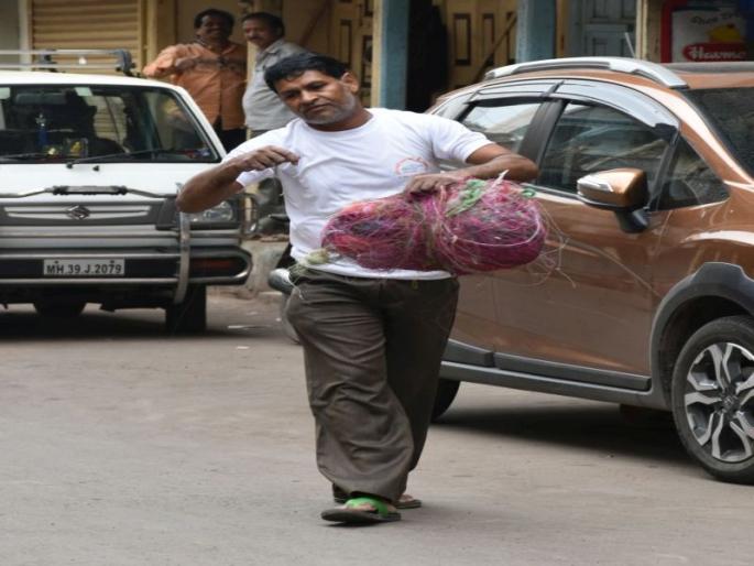 Yunus unleashed a scam: Pinjle Nandurbar City: Initiative to prevent injury | कटलेला मांजा उचलत युनूसने पिंजले नंदुरबार शहर : इजा टाळण्यासाठी पुढाकार Yunus unleashed a scam: Pinjle Nandurbar City: Initiative to prevent injury | कटलेला मांजा उचलत युनूसने पिंजले नंदुरबार शहर : इजा टाळण्यासाठी पुढाकार