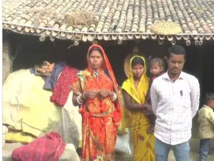 manjay lal sada house made of mud mother working as laborer village first 12th pass became teacher | आई-वडील मजूर; गरिबी, उपासमारीशी झुंज देत 'तो' झाला शिक्षक, गावाला वाटतोय अभिमान manjay lal sada house made of mud mother working as laborer village first 12th pass became teacher | आई-वडील मजूर; गरिबी, उपासमारीशी झुंज देत 'तो' झाला शिक्षक, गावाला वाटतोय अभिमान