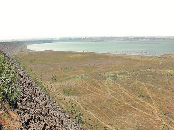 Laturkar's anxiety increased! Decrease in water storage due to increasing heat; Only 8 percent reserve in medium project | लातूरकरांची चिंता वाढली! वाढत्या उन्हामुळे जलसाठ्यात घट; मध्यम प्रकल्पात ८ टक्केच साठा Laturkar's anxiety increased! Decrease in water storage due to increasing heat; Only 8 percent reserve in medium project | लातूरकरांची चिंता वाढली! वाढत्या उन्हामुळे जलसाठ्यात घट; मध्यम प्रकल्पात ८ टक्केच साठा