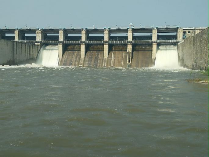 Cat dam overflow; Exit 9.896 cusecs through two doors | मांजरा धरण ओव्हर फ्लो; दोन दरवाजातून ९.८९६ क्यूसेस विसर्ग Cat dam overflow; Exit 9.896 cusecs through two doors | मांजरा धरण ओव्हर फ्लो; दोन दरवाजातून ९.८९६ क्यूसेस विसर्ग