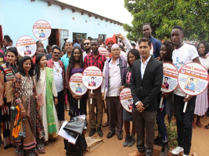 'Beti Bachao' movement organizes in out of country, rally in Zambia. | ‘बेटी बचाओ’ चळवळ साता समुद्रापार नेणारा अवलिया .. झांबियामध्ये केले रॅलीचे आयोजन  'Beti Bachao' movement organizes in out of country, rally in Zambia. | ‘बेटी बचाओ’ चळवळ साता समुद्रापार नेणारा अवलिया .. झांबियामध्ये केले रॅलीचे आयोजन