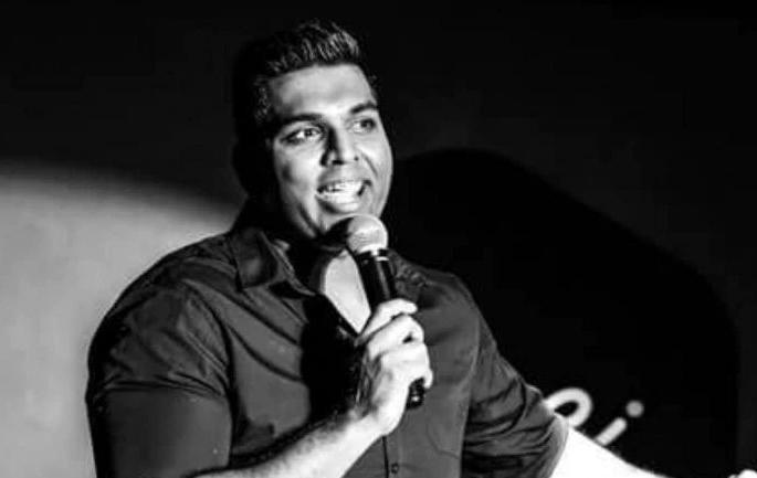Comedian Manjunath Naidu died while performing on stage | स्टेजवरच झाला कॉमेडियनचा मृत्यू, परफॉर्मन्स समजून प्रेक्षकांनी वाजवल्या टाळ्या Comedian Manjunath Naidu died while performing on stage | स्टेजवरच झाला कॉमेडियनचा मृत्यू, परफॉर्मन्स समजून प्रेक्षकांनी वाजवल्या टाळ्या