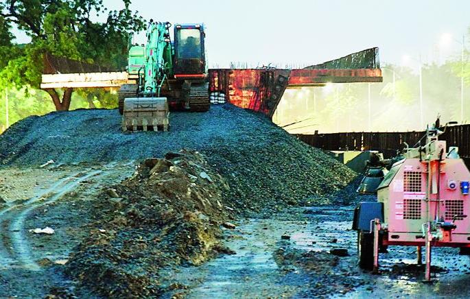 After completion of four months work, the flyover will be completed in time | चार महिने काम रखडल्यानंतरही वेळेत पूर्ण होणार उड्डाणपूल After completion of four months work, the flyover will be completed in time | चार महिने काम रखडल्यानंतरही वेळेत पूर्ण होणार उड्डाणपूल