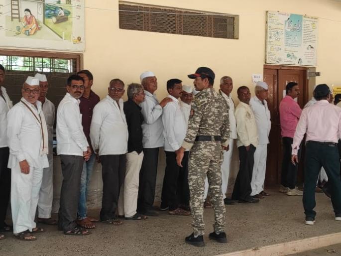 manmad got 98 35 percent voter turnout barring minor controversy | मनमाडला किरकोळ वाद सोडता ९८.३५ टक्के झाले मतदान manmad got 98 35 percent voter turnout barring minor controversy | मनमाडला किरकोळ वाद सोडता ९८.३५ टक्के झाले मतदान