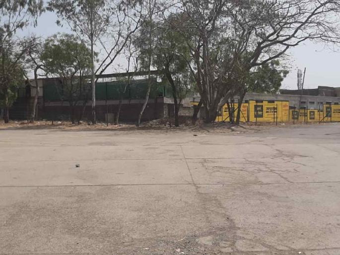 Auction of grains stopped in Manmad Bazar Committee, decision to avoid trouble to farmers | मनमाड बाजार समितीत धान्याचे लिलाव बंद, शेतकऱ्यांची अडचण होऊ नये म्हणून निर्णय, सर्वत्र शुकशुकाट Auction of grains stopped in Manmad Bazar Committee, decision to avoid trouble to farmers | मनमाड बाजार समितीत धान्याचे लिलाव बंद, शेतकऱ्यांची अडचण होऊ नये म्हणून निर्णय, सर्वत्र शुकशुकाट