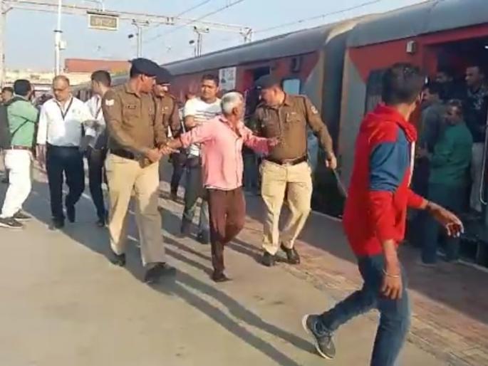 flammable material thrown upside down in a running passenger train two passengers injured | धावत्या प्रवासी रेल्वे गाडीमध्ये माथेफिरून फेकले ज्वलनशील पदार्थ; दोन प्रवाशी जखमी flammable material thrown upside down in a running passenger train two passengers injured | धावत्या प्रवासी रेल्वे गाडीमध्ये माथेफिरून फेकले ज्वलनशील पदार्थ; दोन प्रवाशी जखमी