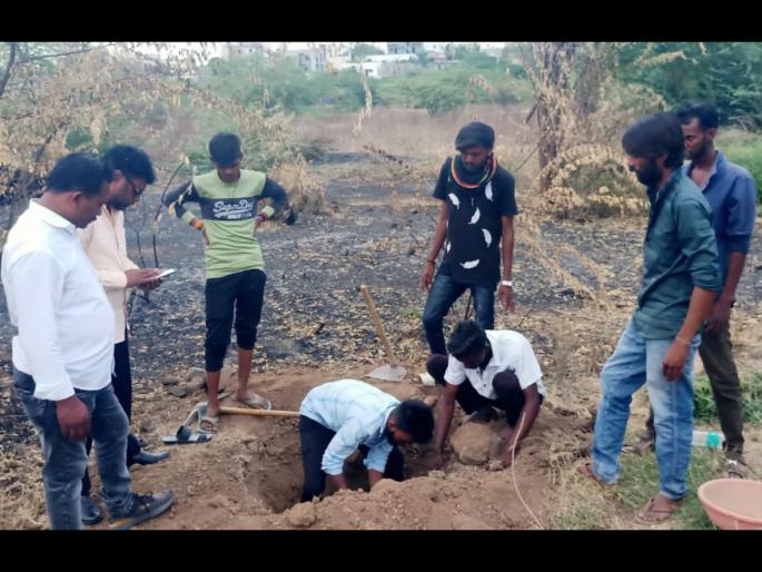 Lucknow couples 5 months old baby died in train near manmad | पुण्याला जात असताना रेल्वेतच ५ महिन्यांच्या बाळाचा जीवनप्रवास थांबला; मातेने फोडला हंबरडा Lucknow couples 5 months old baby died in train near manmad | पुण्याला जात असताना रेल्वेतच ५ महिन्यांच्या बाळाचा जीवनप्रवास थांबला; मातेने फोडला हंबरडा