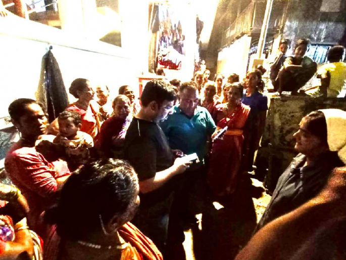 Locals became aggressive due to water problem in Gorai village | गोराई गावातील पाण्याच्या समस्येमुळे स्थानिक झाले आक्रमक Locals became aggressive due to water problem in Gorai village | गोराई गावातील पाण्याच्या समस्येमुळे स्थानिक झाले आक्रमक