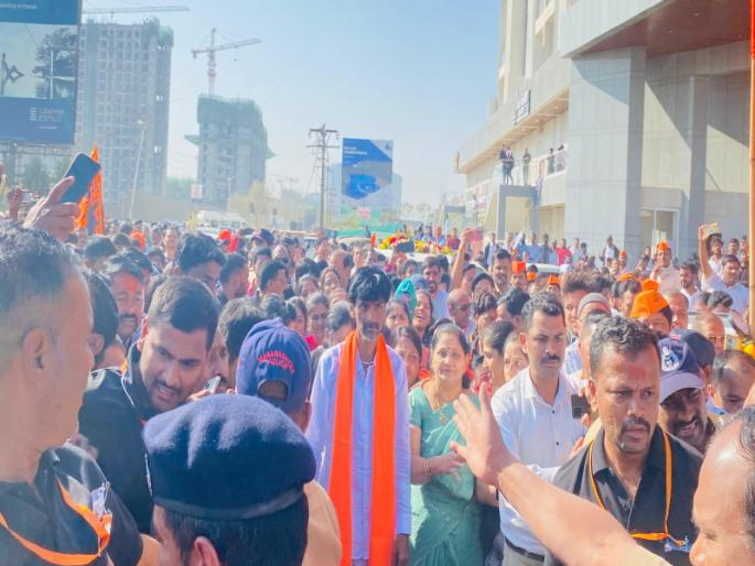 90% of our son is at home and 40% is a job Give us a reservation | आमचा मुलगा ९० टक्के पाडून घरात अन् ४० टक्के पाडणाऱ्याला नोकरी; आम्हाला आरक्षण द्या- मराठा बांधवांची प्रतिक्रिया 90% of our son is at home and 40% is a job Give us a reservation | आमचा मुलगा ९० टक्के पाडून घरात अन् ४० टक्के पाडणाऱ्याला नोकरी; आम्हाला आरक्षण द्या- मराठा बांधवांची प्रतिक्रिया