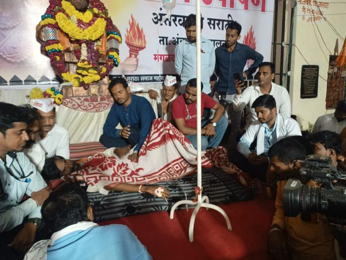 Saline was applied to Manoj Jarange, he accepted the treatment after the request of the community members | मनोज जरांगे यांना लावले सलाईन, समाज बांधवांनी केलेल्या विनंतीनंतर उपचार स्वीकारले Saline was applied to Manoj Jarange, he accepted the treatment after the request of the community members | मनोज जरांगे यांना लावले सलाईन, समाज बांधवांनी केलेल्या विनंतीनंतर उपचार स्वीकारले