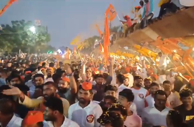 by 50 JCB's sprinkling of flowers, In Ashti Manoj Jarange's grand welcome! | Video: ५० जेसीबीच्या सहाय्याने फुलांची उधळण, आष्टीत मनोज जरांगेंचे ग्रँड स्वागत! by 50 JCB's sprinkling of flowers, In Ashti Manoj Jarange's grand welcome! | Video: ५० जेसीबीच्या सहाय्याने फुलांची उधळण, आष्टीत मनोज जरांगेंचे ग्रँड स्वागत!