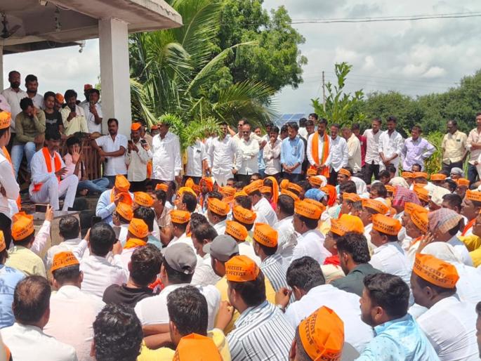 "Shown the rites of Fituri"; 300 jeep came from Barshi, Manoj Jarange attacked on MLA Rajendra Raut | "फितूरीचे संस्कार दाखवले"; बार्शीहून ३०० गाड्या आल्या, जरांगेंचा आमदार राऊतांवर हल्लाबोल