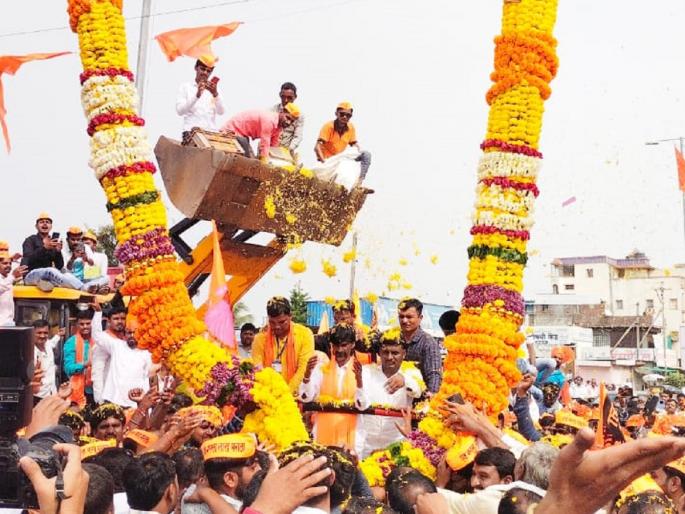 Flower shower from JCB, 250 kg garland; Manoj Jarange received a warm welcome in Beed district | जेसीबीवरून फुलांचा वर्षाव, २५० किलोचा हार; मनोज जरांगेंचे तेलगावात जंगी स्वागत Flower shower from JCB, 250 kg garland; Manoj Jarange received a warm welcome in Beed district | जेसीबीवरून फुलांचा वर्षाव, २५० किलोचा हार; मनोज जरांगेंचे तेलगावात जंगी स्वागत