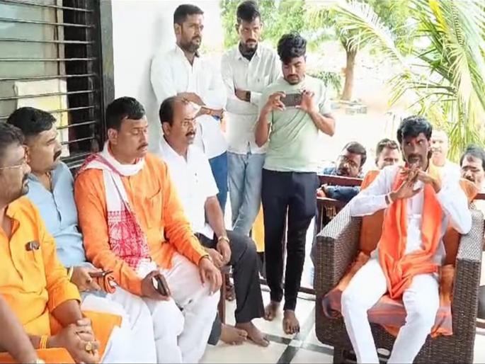 "My PhD on the issue of Sagesoyare"; Mandal commission will challenge if reservation is not given from OBC: Manoj Jarange | "सगेसोयऱ्यांच्या मुद्द्यावर माझी पीएचडी; कोणताही वकील माझ्यासमोर बसवा", जरांगेंचे आव्हान "My PhD on the issue of Sagesoyare"; Mandal commission will challenge if reservation is not given from OBC: Manoj Jarange | "सगेसोयऱ्यांच्या मुद्द्यावर माझी पीएचडी; कोणताही वकील माझ्यासमोर बसवा", जरांगेंचे आव्हान