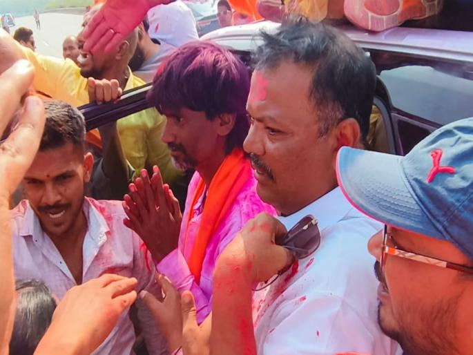 Manoj Jarange-Patil's warm reception in Lonavala; Filled with chikki, mouth sweet | लोणावळ्यात मनोज जरांगे-पाटील यांचे जंगी स्वागत; चिक्की भरवून केले तोंड गोड Manoj Jarange-Patil's warm reception in Lonavala; Filled with chikki, mouth sweet | लोणावळ्यात मनोज जरांगे-पाटील यांचे जंगी स्वागत; चिक्की भरवून केले तोंड गोड