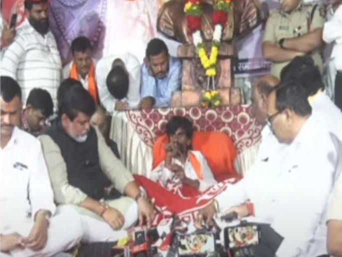 Take your time, but make a reservation! Manoj Jarange Patil broke his hunger strike giving the government a deadline till January 2 For Maratha reservation | वेळ घ्या, पण आरक्षण द्या! सरकारला २ जानेवारीपर्यंतची मुदत देत जरांगे पाटील यांनी उपोषण सोडलं Take your time, but make a reservation! Manoj Jarange Patil broke his hunger strike giving the government a deadline till January 2 For Maratha reservation | वेळ घ्या, पण आरक्षण द्या! सरकारला २ जानेवारीपर्यंतची मुदत देत जरांगे पाटील यांनी उपोषण सोडलं