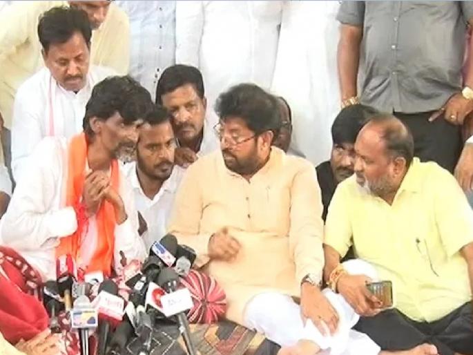 Arjun Khotkar meets manoj Jarange Patil, Chief Minister will addres press soon | मुख्यमंत्र्यांचा निरोप घेऊन अर्जुन खोतकर जरांगे पाटलांच्या भेटीला, नेमकी काय चर्चा झाली, पाहा... Arjun Khotkar meets manoj Jarange Patil, Chief Minister will addres press soon | मुख्यमंत्र्यांचा निरोप घेऊन अर्जुन खोतकर जरांगे पाटलांच्या भेटीला, नेमकी काय चर्चा झाली, पाहा...