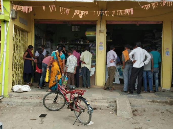 Farmers' crowd at Agriculture Service Center | कृषी सेवा केंद्रावर शेतकऱ्यांची गर्दी