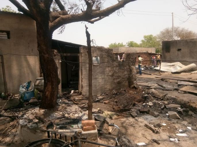 massive fire breaks out in manora washim | मानोरामध्ये 9 घरांना भीषण आग, लाखोंचे नुकसान! massive fire breaks out in manora washim | मानोरामध्ये 9 घरांना भीषण आग, लाखोंचे नुकसान!