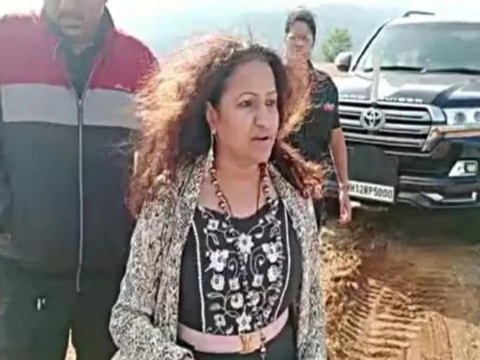 Pet dog left on body; Case registered against Pooja Khedkar's mother Manorama at Chatushrungi police station | पाळीव श्वान अंगावर सोडले; पूजा खेडकरच्या आई मनोरमा यांच्याविरुद्ध चतु:शृंगी पोलिस ठाण्यात गुन्हा दाखल Pet dog left on body; Case registered against Pooja Khedkar's mother Manorama at Chatushrungi police station | पाळीव श्वान अंगावर सोडले; पूजा खेडकरच्या आई मनोरमा यांच्याविरुद्ध चतु:शृंगी पोलिस ठाण्यात गुन्हा दाखल