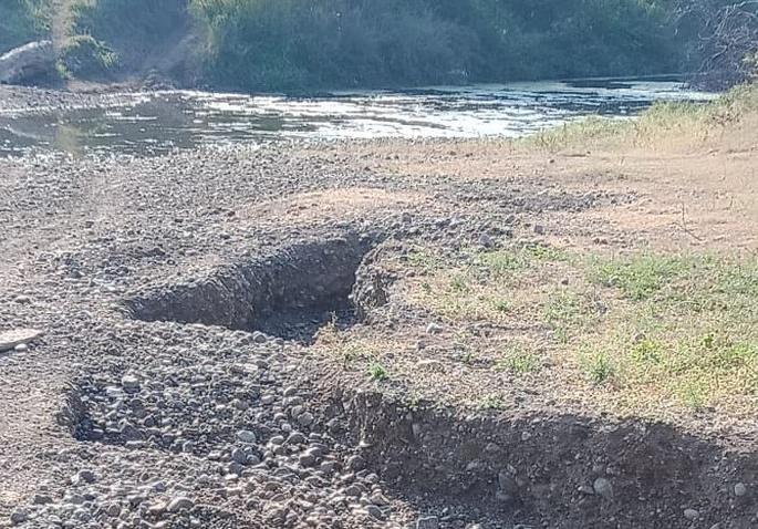 Sand subsidence threatens Arunavati river's existence; The village was also burnt | वाळू उपशामुळे अरुणावती नदीचे अस्तित्व धोक्यात; गावालाही धाेका Sand subsidence threatens Arunavati river's existence; The village was also burnt | वाळू उपशामुळे अरुणावती नदीचे अस्तित्व धोक्यात; गावालाही धाेका