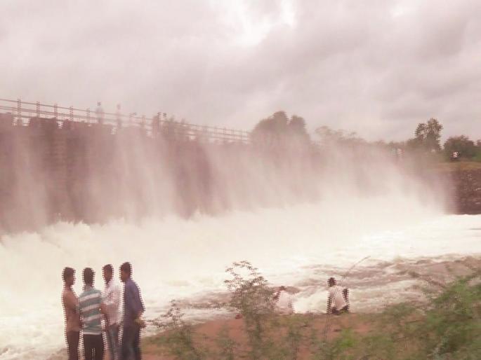 Drainage of water in river basin by 3 cusecs from Mulla Dam; Degrees, filled with Manori Dam | मुळा धरणातून २२०० क्युसेकने नदीपात्रात पाण्याचा विसर्ग; डिग्रस, मानोरी बंधारा भरला  Drainage of water in river basin by 3 cusecs from Mulla Dam; Degrees, filled with Manori Dam | मुळा धरणातून २२०० क्युसेकने नदीपात्रात पाण्याचा विसर्ग; डिग्रस, मानोरी बंधारा भरला