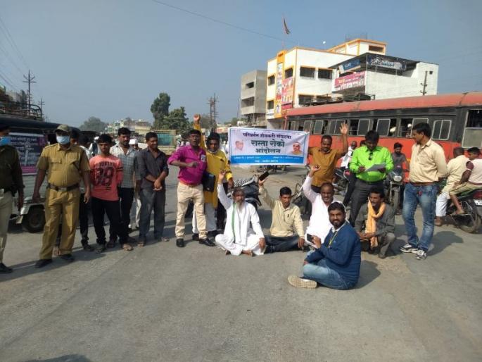 Farmers aggressive in demanding cotton procurement centers | कापूस खरेदी केंद्राच्या मागणीसाठी शेतकरी आक्रमक  Farmers aggressive in demanding cotton procurement centers | कापूस खरेदी केंद्राच्या मागणीसाठी शेतकरी आक्रमक