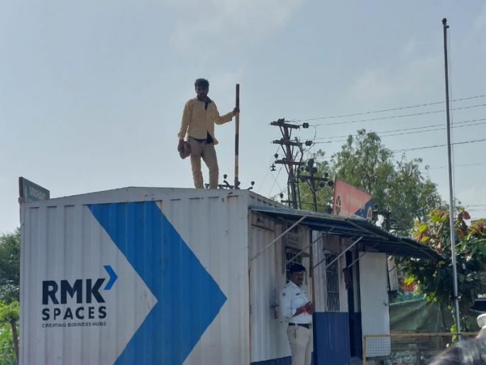 Call the Chief Minister I will not get down until he comes the psycho blocked the traffic for 3 hours | मुख्यमंत्र्यांना बोलवा, ते आल्याशिवाय मी खाली उतरणार नाही, मनोरुग्णाने रोखली ३ तास वाहतूक Call the Chief Minister I will not get down until he comes the psycho blocked the traffic for 3 hours | मुख्यमंत्र्यांना बोलवा, ते आल्याशिवाय मी खाली उतरणार नाही, मनोरुग्णाने रोखली ३ तास वाहतूक