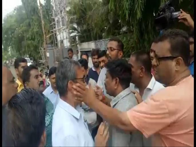 In Aurangabad, the youth was drowned in the drain, and the additional commissioner, who went to the spot, was beaten up by civilians | औरंगाबादमध्ये तरुणाचा नाल्यात बुडून मृत्यू, पाहणीस गेलेल्या अतिरिक्त आयुक्तांना नागरिकाची मारहाण In Aurangabad, the youth was drowned in the drain, and the additional commissioner, who went to the spot, was beaten up by civilians | औरंगाबादमध्ये तरुणाचा नाल्यात बुडून मृत्यू, पाहणीस गेलेल्या अतिरिक्त आयुक्तांना नागरिकाची मारहाण
