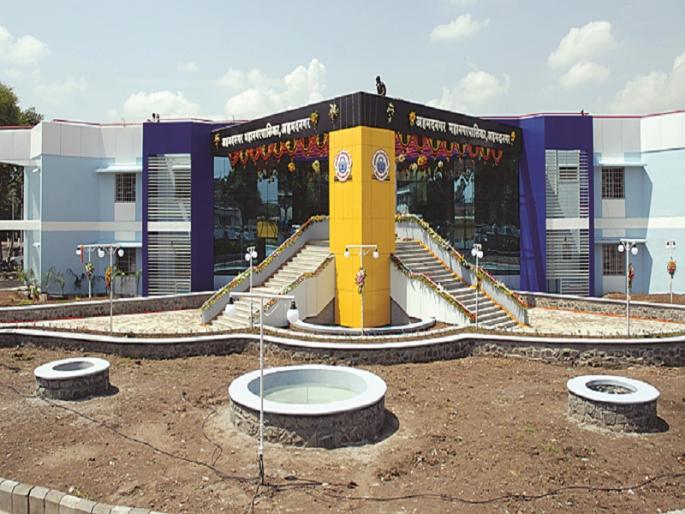 'Public servants' coming in the back door | मागच्या दाराने येणारे ‘लोकसेवक’ 'Public servants' coming in the back door | मागच्या दाराने येणारे ‘लोकसेवक’