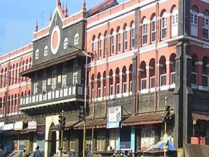 The contractor Shri Prasad Sanjay Varale, who accused the officials and employees of Kolhapur Municipal Corporation of taking percentage disappeared as soon as the case was registered | गुन्हा दाखल होताच कोल्हापूर मनपाचा ठेकेदार श्रीप्रसाद वराळे गायब, पोलिसांनी घरात जाऊन घेतली झडती