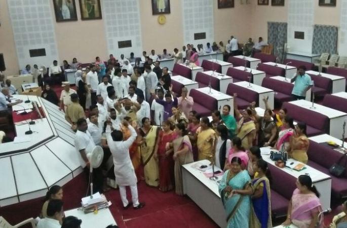 'High Voltage Drama' in the House to Avoid Substituting the Suspended Officers | निलंबित अधिका-यांना कामावर घेतल्याचा विषय टाळण्यासाठी सभागृहात रंगला ' हाय व्होल्टेज ड्रामा ' 