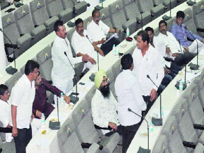 Members of the Nanded Municipal Hall, but citizens of the premises will be trained in the premises | नांदेड मनपा सभागृहात सदस्यांचा, तर आवारात नागरिकांचा शिमगा Members of the Nanded Municipal Hall, but citizens of the premises will be trained in the premises | नांदेड मनपा सभागृहात सदस्यांचा, तर आवारात नागरिकांचा शिमगा