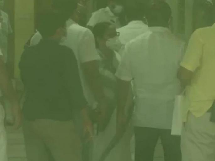 CBI detains four leaders, including two ministers of Trinamool in Narada scam; Mamata banerjee also reached | Narada Scam: सीबीआयने तृणमूलच्या दोन मंत्र्यांसह चार नेत्यांना ताब्यात घेतले; मागोमाग ममतादेखील पोहोचल्या