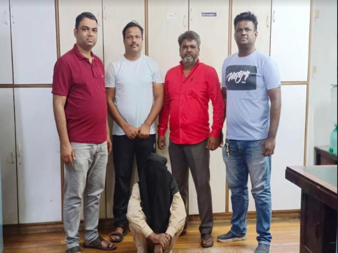 molestation of a minor girl by a moving rickshaw driver; Driver arrested from Ghatkopar | चालत्या रिक्षात चालकाकडून अल्पवयीन मुलीचा विनयभंग; घाटकोपरमधून चालकाला अटक molestation of a minor girl by a moving rickshaw driver; Driver arrested from Ghatkopar | चालत्या रिक्षात चालकाकडून अल्पवयीन मुलीचा विनयभंग; घाटकोपरमधून चालकाला अटक