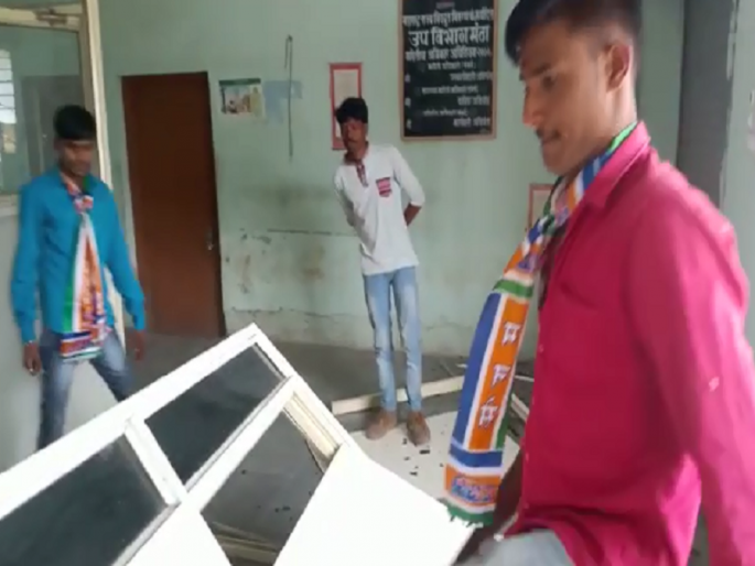 MNS 'Khalkhatyak' agitation in Mahavitarans office at Mantha | मनसेच्या 'खळखट्याक' आंदोलनाचा महावितरणला 'झटका'