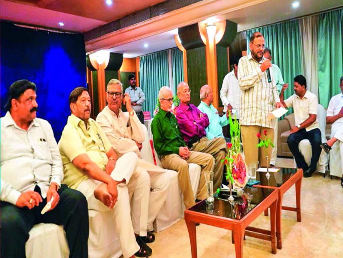 'Saturday Club' in Pune a new dimension of friendship | मैत्रीच्या नात्याला नवा आयाम देणारा वैशिष्टयपूर्ण‘सॅटर्डे क्लब ’ 'Saturday Club' in Pune a new dimension of friendship | मैत्रीच्या नात्याला नवा आयाम देणारा वैशिष्टयपूर्ण‘सॅटर्डे क्लब ’