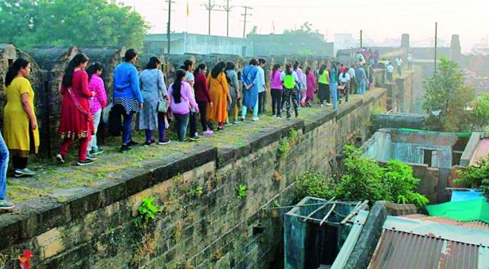 Cleanliness is attracting tourists ... 'Chandagad' | स्वच्छतेमुळे पर्यटकांना खुणावतोय...'चांदागड' Cleanliness is attracting tourists ... 'Chandagad' | स्वच्छतेमुळे पर्यटकांना खुणावतोय...'चांदागड'