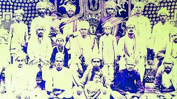 A bush theater that also attracts the British | इंग्रजांनाही आकर्षित करणारी झाडीपट्टी रंगभूमी A bush theater that also attracts the British | इंग्रजांनाही आकर्षित करणारी झाडीपट्टी रंगभूमी