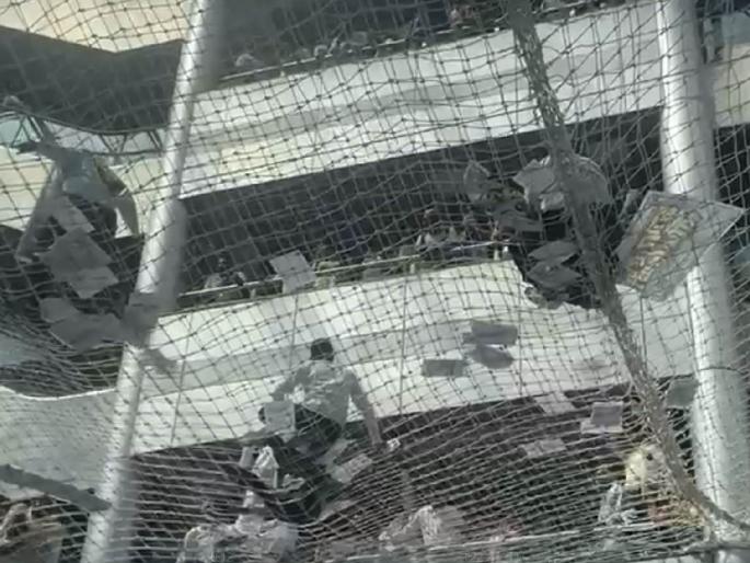 Excitement in the Ministry! The dam victims jumped from the upper floor in the ministry, fell on the net | मंत्रालयात खळबळ! धरणग्रस्तांनी वरच्या मजल्यावरून उड्या मारल्या, जाळीवर पडले Excitement in the Ministry! The dam victims jumped from the upper floor in the ministry, fell on the net | मंत्रालयात खळबळ! धरणग्रस्तांनी वरच्या मजल्यावरून उड्या मारल्या, जाळीवर पडले