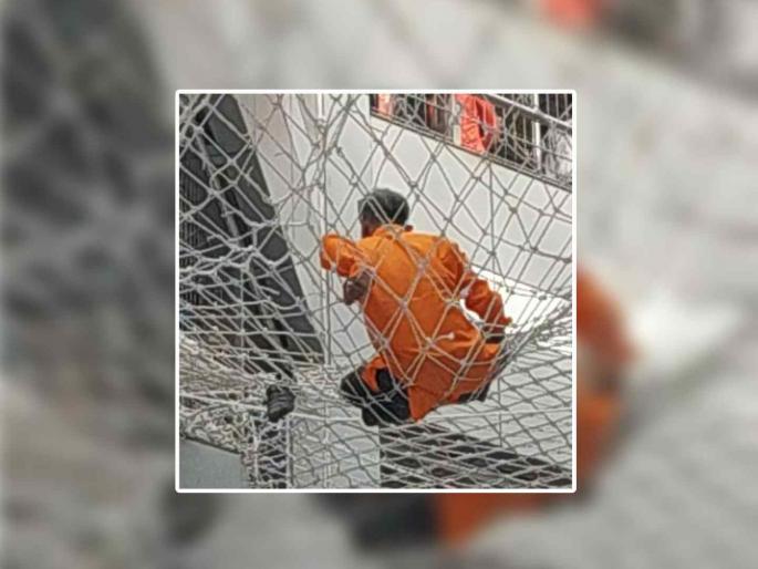 Give back the vada pav car, saying jump on the net in the Ministry! The Municipal Corporation took action a year ago | वडापावची गाडी परत द्या, म्हणत मंत्रालयात जाळीवर उडी! महापालिकेने वर्षभरापूर्वी केली कारवाई Give back the vada pav car, saying jump on the net in the Ministry! The Municipal Corporation took action a year ago | वडापावची गाडी परत द्या, म्हणत मंत्रालयात जाळीवर उडी! महापालिकेने वर्षभरापूर्वी केली कारवाई