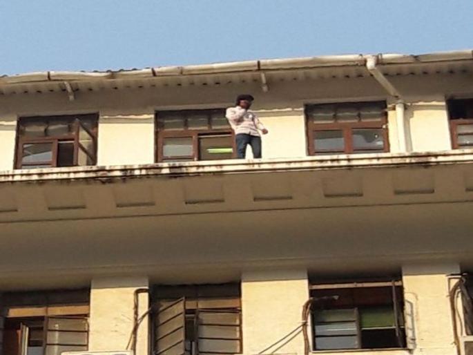 Demand for meeting Sholay-style agitation, Agriculture Minister's visit to the seventh floor of the ministry | मंत्रालयाच्या सज्जावर चढलेल्या शेतक-याला खाली उतरवण्यात यश, मंत्र्यांनी 45 मिनिटांनी घेतली दखल Demand for meeting Sholay-style agitation, Agriculture Minister's visit to the seventh floor of the ministry | मंत्रालयाच्या सज्जावर चढलेल्या शेतक-याला खाली उतरवण्यात यश, मंत्र्यांनी 45 मिनिटांनी घेतली दखल