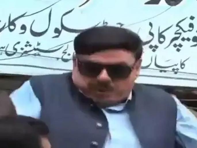 Pakistan Railway Minister Sheikh Rashid Was Criticizing Prime Minister Narendra Modi Felt Electricity Current | नरेंद्र मोदींचे नाव घेताच पाकिस्तानच्या रेल्वेमंत्र्यांना बसला करंट Pakistan Railway Minister Sheikh Rashid Was Criticizing Prime Minister Narendra Modi Felt Electricity Current | नरेंद्र मोदींचे नाव घेताच पाकिस्तानच्या रेल्वेमंत्र्यांना बसला करंट